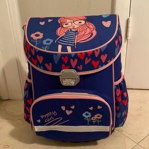 It is a one size and is pink and blue. It is spacious and can hold many items